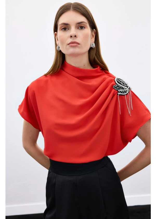Kırmızı Tek Omuz Aksesuarlı Salaş bluz