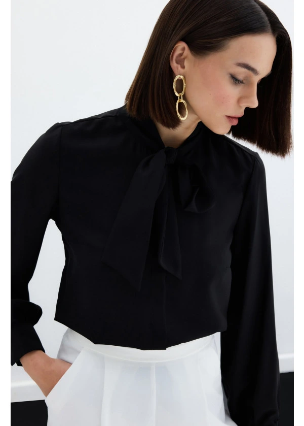 Yakası Bağlamalı Gömlek